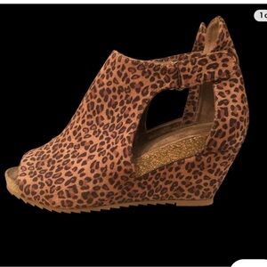 Boutique By Corkys Sunburst Il Wedge
Leopard Print Comfort Size 7